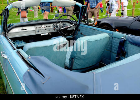 Hoffe, Derbyshire, UK. August 28, 2017. Das Innere eines klassischen Jahrgang 1963 Super Hillman Minx zwei Tür Cabrio auf der Hoffnung Land Stockfoto