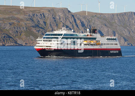 Die norwegische Hurtigruten Fähre, MS TrollFjord, nähert sich Havøysund, Norwegen. Stockfoto