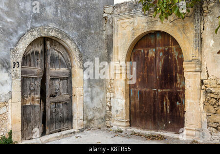 Alte Türen in alten, traditionellen Häusern in gebirgigen Kreta, Griechenland. Stockfoto