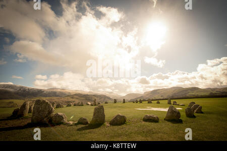 Schießen gerade in die Sonne bei Castlerigg Steinkreis in Cumbria. Stockfoto