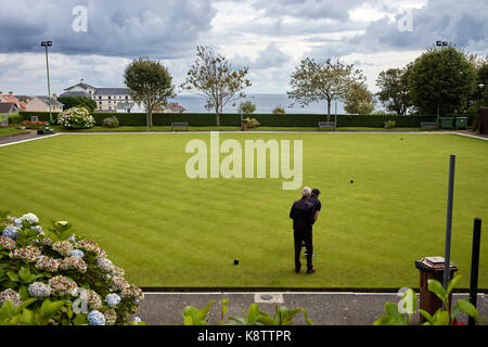 Zwei Männer auf Bowling Green in Onchan gelangen, von der Insel Man Stockfoto