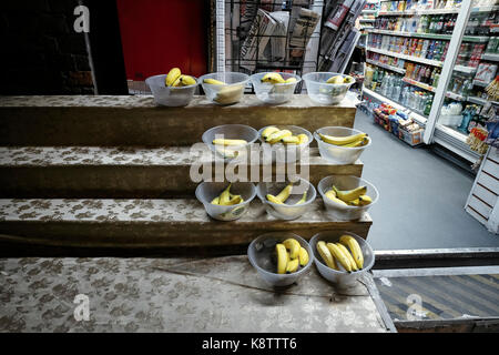 Bananen auf Anzeige außerhalb einer späten Öffnung CTN-shop in Covent Garden Stockfoto