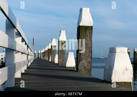 Schönen hölzernen Pier auf der Insel Vlieland in Holland an einem sonnigen Tag Stockfoto