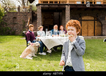 junge Essen Apfel Stockfoto