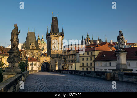 Weniger Stadt Seite der Karlsbrücke. Im Hintergrund die Kathedrale Saint Vitius Stockfoto