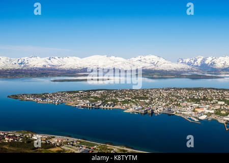 Hohe Blick über die Altstadt auf der Insel Tromsoya mit schneebedeckten Bergen, vom Berg Storsteinen gesehen. Tromso, Troms County, Norwegen, Skandinavien Stockfoto