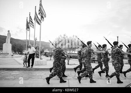 Die Insel Samos, Griechenland - 18. September 2016: Griechische Soldaten an Samos Straße Stockfoto