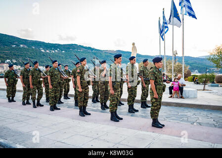 Die Insel Samos, Griechenland - 18. September 2016: Griechische Soldaten an Samos Straße Stockfoto