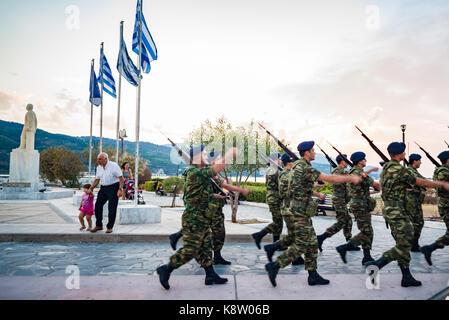 Die Insel Samos, Griechenland - 18. September 2016: Griechische Soldaten an Samos Straße Stockfoto