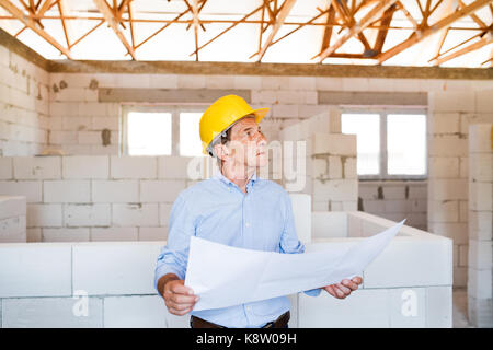 Senior Architekt oder Bauingenieur auf der Baustelle. Stockfoto