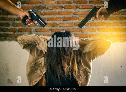Frau entführt von Gruppe von Kriminellen, die Ihre bedrohliche von Gun. Stockfoto