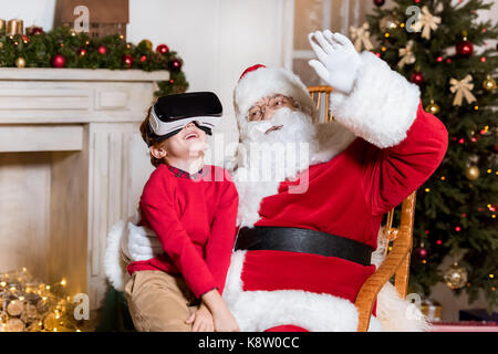 Santa Claus und Kid im VR-Headset Stockfoto