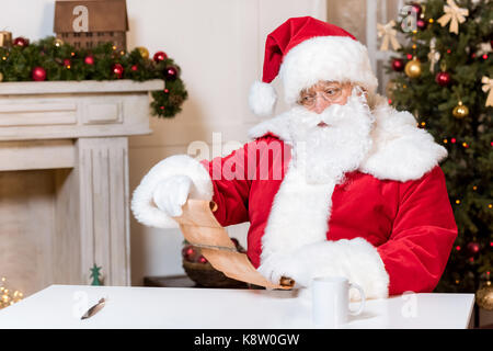 Santa claus lesen Wunschliste Stockfoto