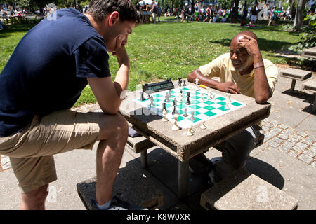 Männer spielen Schach im Freien in einem Park am Dupont Circle - Washington, DC, USA Stockfoto