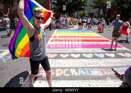 Rainbow Crossing (Zebrastreifen) - Dupont Circle, District, Northwest, Washington, DC, USA Stockfoto