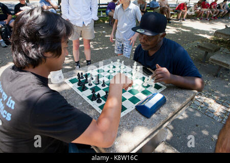 Männer spielen Schach im Freien in einem Park am Dupont Circle - Washington, DC, USA Stockfoto