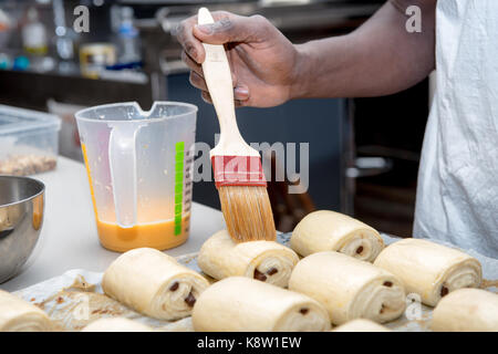 Die Vorbereitung der viennoiserie Pain au Chocolat Stockfoto