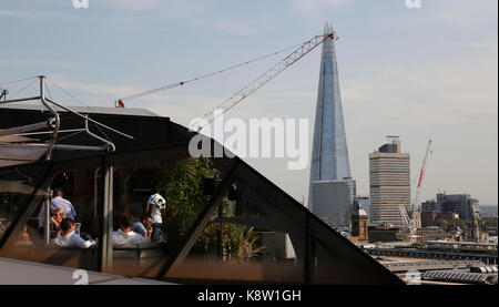 Skyline von London von der Bar auf der Dachterrasse mit Blick auf den Shard genommen Stockfoto