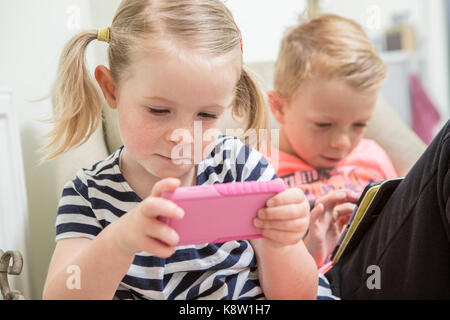 Kinder mit Technologie für Spiele Stockfoto