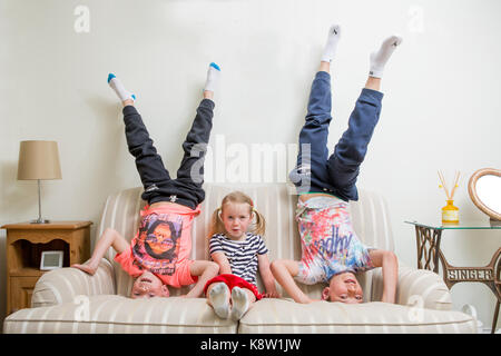 Kinder Kopfstand auf dem Sofa Stockfoto