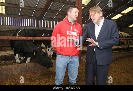 Leiter des Europäischen Parlaments Brexit Verhandlungsführer, Guy Verhofstadt (rechts) im Gespräch mit milchbauern Arthur Hughes auf seinem grenzüberschreitenden Bauernhof in Co Armagh, zu Beginn einer zweitägigen Informationsreise. Stockfoto