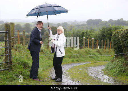 Leiter des Europäischen Parlaments Brexit Verhandlungsführer, Guy Verhofstadt und MDEP Marian Harkin auf der nördlichen Seite der Grenze zwischen Co Armagh und Co Monaghan zu Beginn einer zweitägigen Informationsreise. Stockfoto