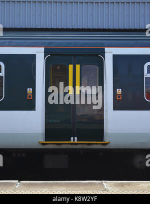 Uk Zug am Bahnhof Stockfoto