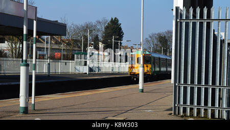 Uk Zug am Bahnhof Stockfoto