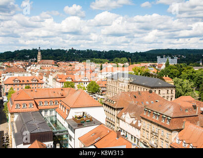 ERLANGEN, Deutschland - 20. August: Luftaufnahme über einen Markt überfüllt mit Menschen in Erlangen, Deutschland Am 20. August 2017. Stockfoto