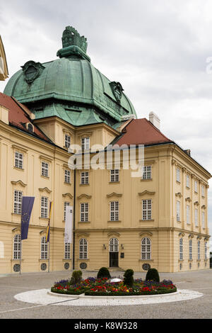 KLOSTERNEUBURG, Österreich - 27. August: historische Kloster von Klosterneuburg, Österreich am 27. August 2017. Das Kloster ist berühmt für den Verduner Altar. Stockfoto