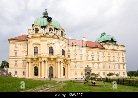 KLOSTERNEUBURG, Österreich - 27. August: historische Kloster von Klosterneuburg, Österreich am 27. August 2017. Das Kloster ist berühmt für den Verduner Altar. Stockfoto