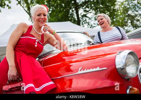 Junge Frauen in nostalgischen Outfit vor der klassischen Auto Skoda Felicia besuchen Golden Oldies Festival 2017, Wettenberg, Deutschland. Die Golden Oldies Festival ist eine jährliche nostalgische Festival (est.1989) mit Fokus auf die 1950er bis 1970er Jahren, mit mehr als 1000 ausgestellten Oldtimer und alte Hasen, über 50 live Bands und nostalgischen Markt. Credit: Christian Lademann Stockfoto