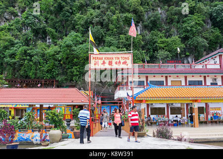 Ipoh, Malaysia - 17. September 2017: Buddha Statuen Kwan Yin in Perak Tong Tempel in Perak. Neben einem Hügel aus Kalkstein erbaute Alte buddhistische Templ Stockfoto