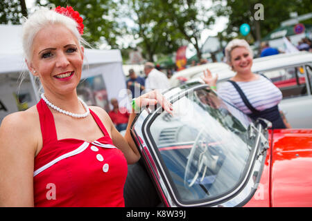 Junge Frauen in nostalgischen Outfit vor der klassischen Auto Skoda Felicia besuchen Golden Oldies Festival 2017, Wettenberg, Deutschland. Die Golden Oldies Festival ist eine jährliche nostalgische Festival (est.1989) mit Fokus auf die 1950er bis 1970er Jahren, mit mehr als 1000 ausgestellten Oldtimer und alte Hasen, über 50 live Bands und nostalgischen Markt. Credit: Christian Lademann Stockfoto