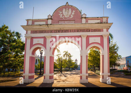 Der Triumphbogen in Jose Marti Park, Cienfuegos, Kuba. Der Bogen ist ein Denkmal der Kubanischen Unabhängigkeit. Stockfoto