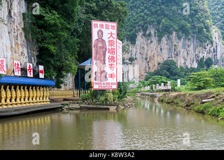 Ipoh, Malaysia - 17. September 2017: Buddha Statuen Kwan Yin in Perak Tong Tempel in Perak. Neben einem Hügel aus Kalkstein erbaute Alte buddhistische Templ Stockfoto