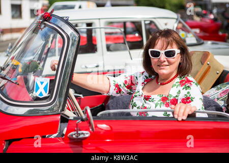 Frau in nostalgischen Outfit sitzt in klassischen Auto Skoda Felicia im Golden Oldies Festival 2017, Wettenberg, Deutschland Cabrio. Die Golden Oldies Festival ist eine jährliche nostalgische Festival (est.1989) mit Fokus auf die 1950er bis 1970er Jahren, mit mehr als 1000 ausgestellten Oldtimer und alte Hasen, über 50 live Bands und nostalgischen Markt. Credit: Christian Lademann Stockfoto