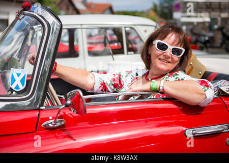 Frau in nostalgischen Outfit sitzt in klassischen Auto Skoda Felicia im Golden Oldies Festival 2017, Wettenberg, Deutschland Cabrio. Die Golden Oldies Festival ist eine jährliche nostalgische Festival (est.1989) mit Fokus auf die 1950er bis 1970er Jahren, mit mehr als 1000 ausgestellten Oldtimer und alte Hasen, über 50 live Bands und nostalgischen Markt. Credit: Christian Lademann Stockfoto