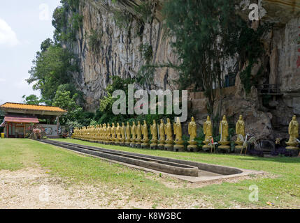 Buddha Statuen Kwan Yin in Perak Tong Tempel in Ipoh, Perak, Malaysia. Neben einem Hügel aus Kalkstein erbaute Alte buddhistische Tempel Ehren der Göttin der m Stockfoto