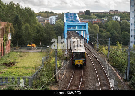 Ein Tyne und U-Bahn Verschleiß tritt in den QE II U-Brücke über den Fluss Tyne, der Newcastle, North East England, Großbritannien Stockfoto