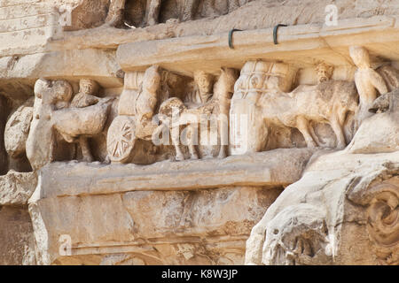 Verkehr auf einer alten römischen Straße - Triumphbogen des Septimius Severus - Rom Stockfoto
