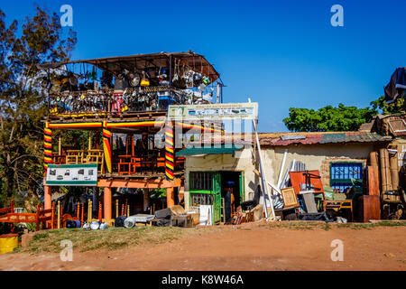 Alles verkaufen auf der Straße in Kampala in Uganda Stockfoto