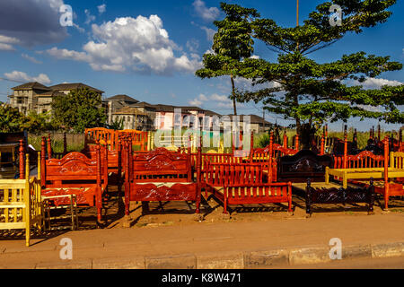 Verkauf von Betten auf der Straße in Kampala in Uganda Stockfoto