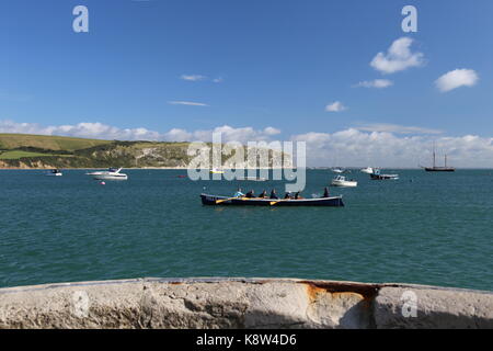 Swanage Meer rudern Club" Tilly Laune 'Pilot Gig in Swanage Bay, Swanage, Isle of Purbeck, Dorset, England, Großbritannien, USA, UK, Europa Stockfoto