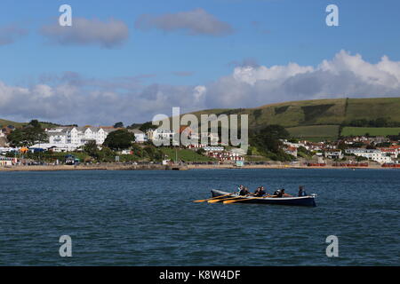 Swanage Meer rudern Club" Tilly Laune 'Pilot Gig in Swanage Bay, Swanage, Isle of Purbeck, Dorset, England, Großbritannien, USA, UK, Europa Stockfoto