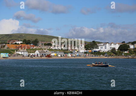 Swanage Meer rudern Club" Tilly Laune 'Pilot Gig in Swanage Bay, Swanage, Isle of Purbeck, Dorset, England, Großbritannien, USA, UK, Europa Stockfoto