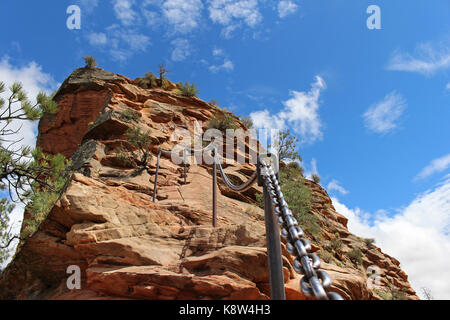 Aufsteigend Trail die berühmte "Angels Landing" im Zion National Park in Utah. Eine Kette ist bereitgestellt, um die Wanderer sicher der Aufstieg. Stockfoto