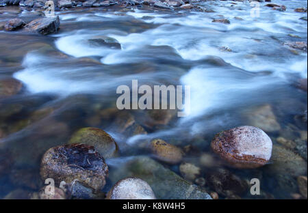 Eiswasser schnell hinunter die Poudre River in den Colorado fließt. Stockfoto