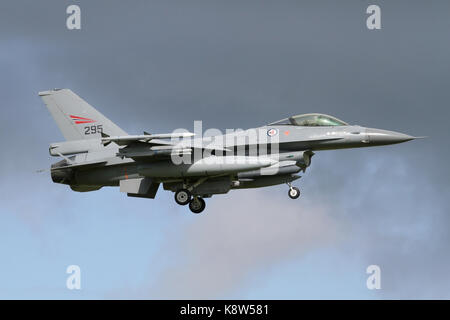 Royal Norwegian Air Force F-16 bin Landung an der Niederländischen Air Force Base in Leeuwarden während der Übung Frisian Flag. Stockfoto