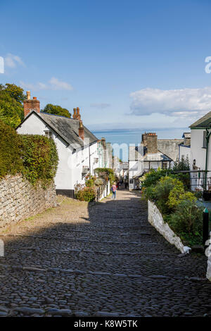 Clovelly, eine kleine Heritage Village in North Devon, eine touristische Attraktion ist berühmt für seine steilen gepflasterten Fußgängerzone Hauptstraße, Esel und Meerblick Stockfoto